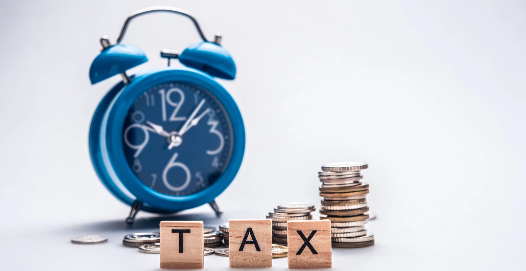 vintage-style-people-working-office-with-computers 1 (3)